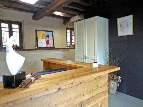 a wooden counter with a white vase on top of it at Borgo Case Marian in Cison di Valmarino
