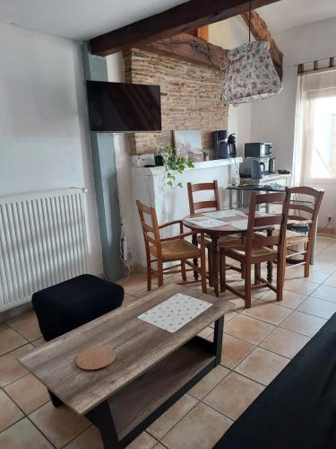 a kitchen and dining room with a table and chairs at Studio Bellevue 3 rue du bourg a Montastruc 47380 entrée indépendante in Montastruc