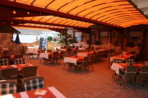Ein Restaurant oder anderes Speiselokal in der Unterkunft Hotel Restaurant Da Vinci 