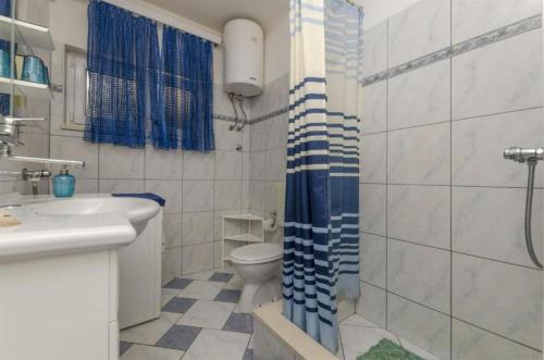 W łazience znajduje się toaleta, umywalka i prysznic. w obiekcie Apartments Ita 1 - with nice garden w Postirze