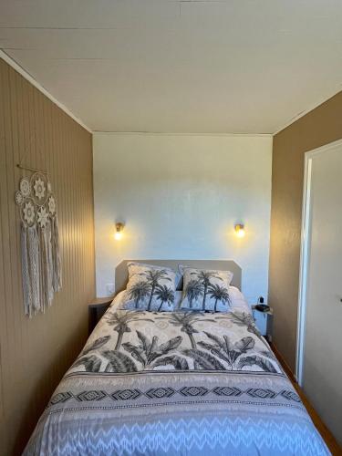 une chambre avec un grand lit avec deux oreillers dans l'établissement Maison rénovée en plein cœur des Cévennes, à Villeneuve