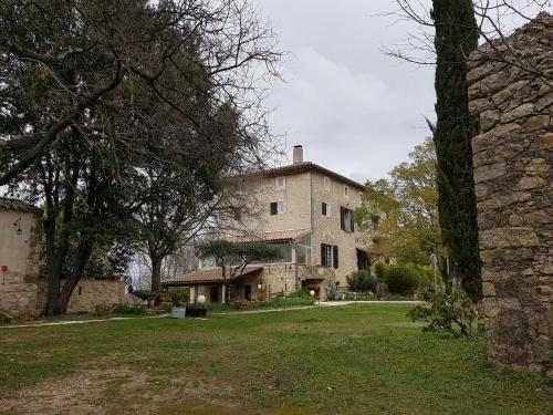 Το κτήριο όπου στεγάζεται  το δωμάτιο σε οικογενειακή κατοικία