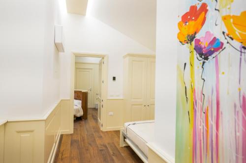 Luxury B&B La Riserva Dannunziana في بيسكارا: غرفة نوم بسرير مع لوحة على الحائط