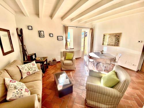 ein Wohnzimmer mit einem Sofa, Stühlen und einem Tisch in der Unterkunft Casa del lago in Menaggio