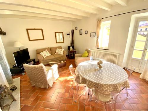 una sala de estar con una mesa y un sofá en Casa del lago, en Menaggio