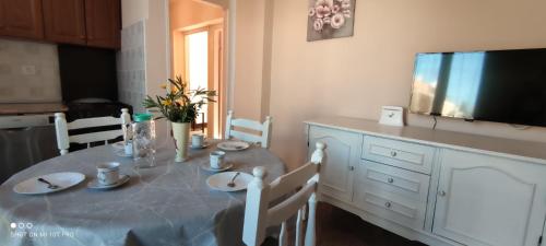 una sala da pranzo con tavolo e TV di Apartment Nadica - close to center a Fažana