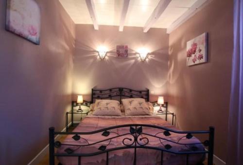 SuhescunにあるGîte à la Ferme Larrandaのベッドルーム1室(ベッド1台、ライト2つ付)