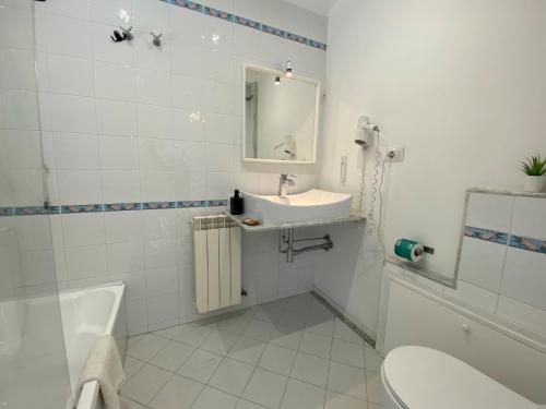 ein weißes Bad mit einem Waschbecken und einem WC in der Unterkunft Ma&Mi Guest House in Cefalú