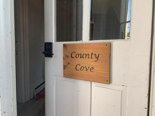 um sinal numa porta que reaproxima a enseada da comunhão em County Cove - Picton Suite em Wellington