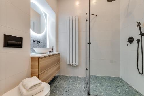 een badkamer met een douche, een toilet en een wastafel bij Jan III Sobieski - Luksusowy apartament S prywatny darmowy parking in Gliwice