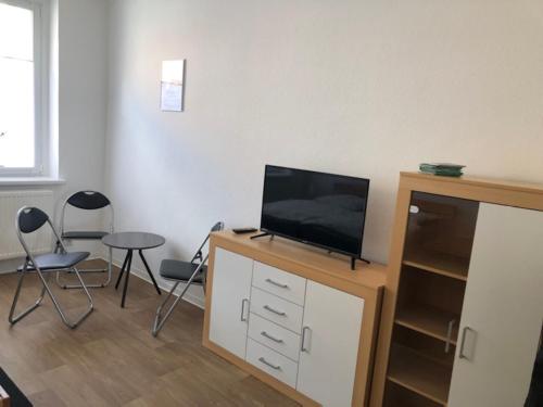 TV a/nebo společenská místnost v ubytování Ferienwohnung Spremberg-City II