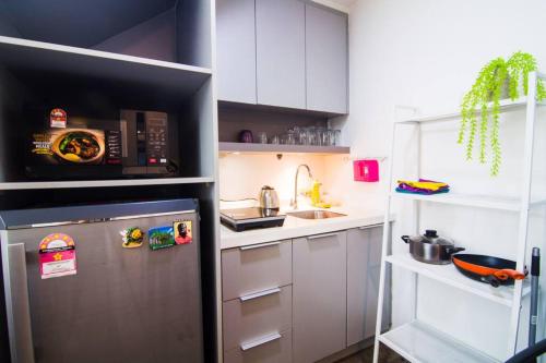eine kleine Küche mit Kühlschrank und Spüle in der Unterkunft The Place Cyberjaya by Idealhub in Cyberjaya