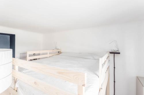 białe łóżko w białym pokoju w obiekcie Chill Apartments Ogrodowa w Warszawie