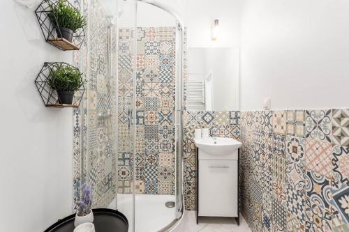 W łazience znajduje się prysznic, toaleta i umywalka. w obiekcie Chill Apartments Ogrodowa w Warszawie
