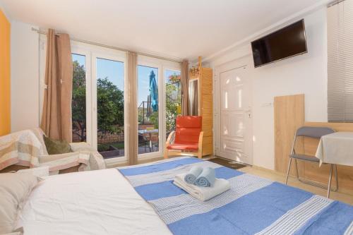 Кровать или кровати в номере Apartment Orange - garden terrace
