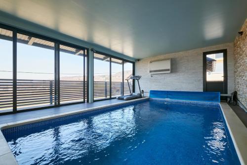 Relax house MAROKIS في كارلوفاتش: مسبح في مبنى به نوافذ