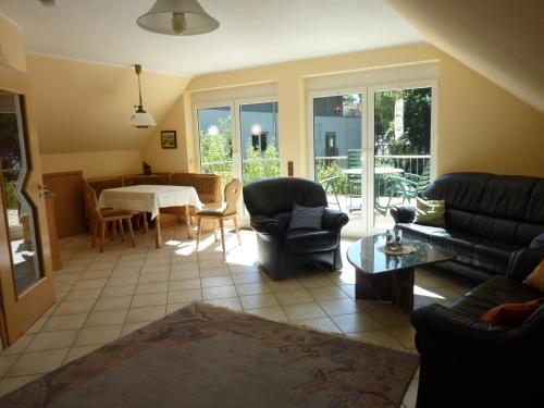 a living room with a couch and chairs and a table at Ferienwohnung "Schön Wohnen in Mainz" in Mainz