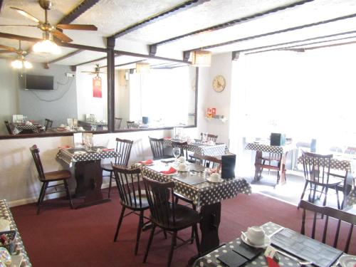 a restaurant with tables and chairs in a room at Silverstone House in Great Yarmouth