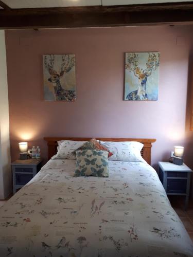 um quarto com uma cama com duas fotografias na parede em El Establo em Roquetas