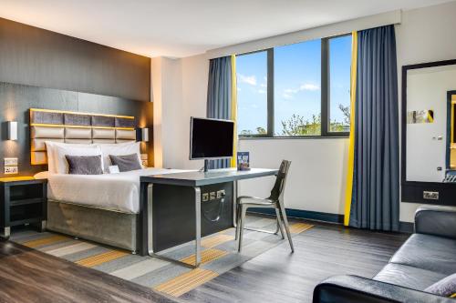 Postel nebo postele na pokoji v ubytování Roomzzz Nottingham City