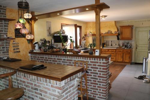 - une cuisine avec un comptoir en briques dans une pièce dans l'établissement PAVILLON TOUT CONFORT EN CAMPAGNE, à Vred