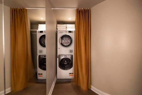 a laundry room with two washers and two machines at Maison Cardinal Furstemberg in Paris