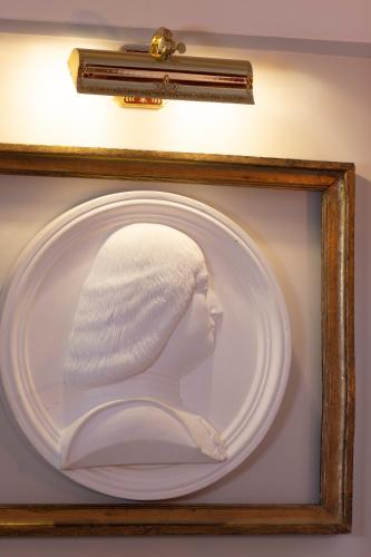 a white hat on a plate in a wooden frame at Maison Cardinal Furstemberg in Paris