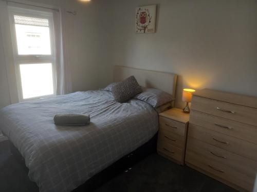 Katil atau katil-katil dalam bilik di Springfield Gardens - Ilkeston - 4 Bedroom House, 8 Beds, Close to M1-A52 Long Eaton - Nottingham - Derbyshire - 400Mbs WiFi Free Parking!