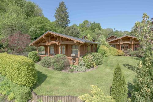 een boomhut met een hek en een tuin bij Countryside Log Cabin With Hot Tub - Beech in Leominster