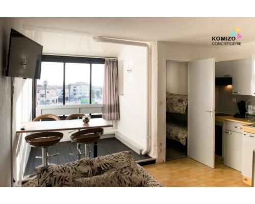 Il comprend un salon avec une cuisine et une chambre. dans l'établissement La Sentinelle, à Leucate