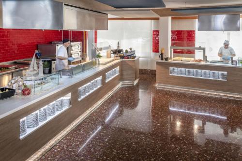 Кухня или мини-кухня в GHT Aquarium & Spa
