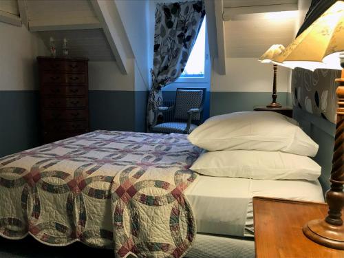 Кровать или кровати в номере Le Petit Giverny