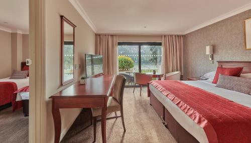 Ένα ή περισσότερα κρεβάτια σε δωμάτιο στο St. Pierre Park Hotel & Golf