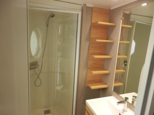 Ванна кімната в Camping Les Sables du Midi