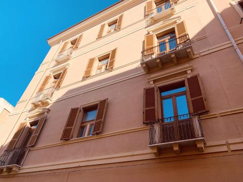 un edificio con ventanas y balcones laterales en Studio with sea view balcony and wifi at Cagliari 3 km away from the beach, en Cagliari