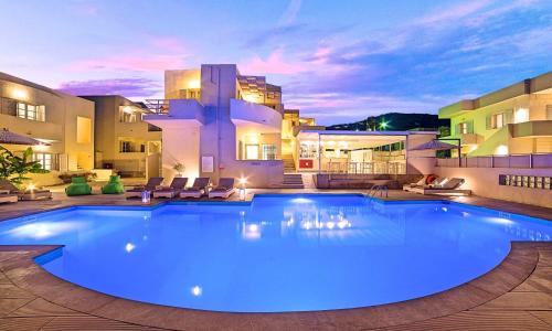 Bazén v ubytování Elounda Garden Suites Heated Pool nebo v jeho okolí