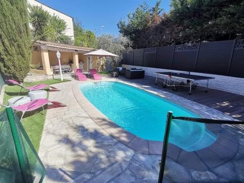 - une piscine avec une table de pique-nique et un ping-pong dans l'établissement Villa Jasmin, bas de villa, à 10 min de Cannes, piscine privée chauffée, au Cannet