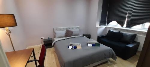 Ένα ή περισσότερα κρεβάτια σε δωμάτιο στο Comfy Fenia Stay