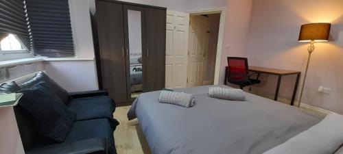 Ένα ή περισσότερα κρεβάτια σε δωμάτιο στο Comfy Fenia Stay