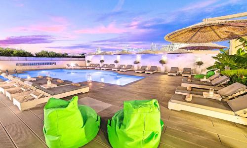 una piscina con sedie a sdraio e un resort di Elounda Garden Suites Heated Pool a Eloúnda