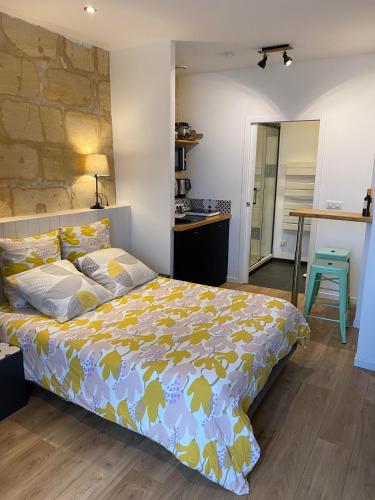 une chambre avec un lit et une table dans l'établissement Les Suites de La Villa Mouneyra, à Bordeaux