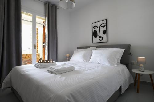 Ένα ή περισσότερα κρεβάτια σε δωμάτιο στο Vourkari, modern apartment overlooking the Marina of Vourkari