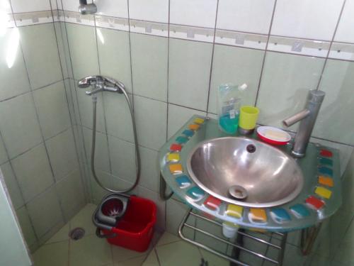 a bathroom with a sink and a shower at Bel Ti case dans la verdure hauteurs de Deshaies in Deshaies