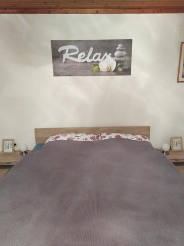 a bedroom with a bed and a sign on the wall at Hedys Apartment in Spiegelsberg