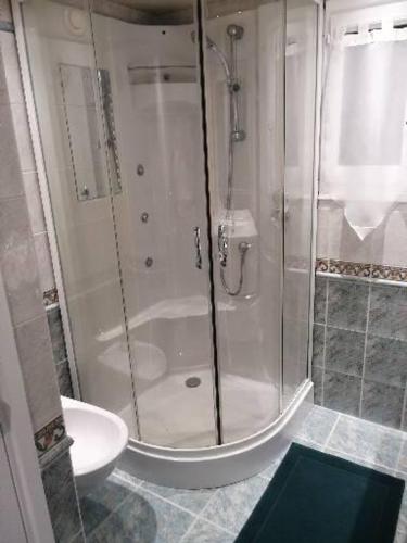 une salle de bain avec douche et lavabo dans l'établissement Villa Jasmin, bas de villa, à 10 min de Cannes, piscine privée chauffée, au Cannet