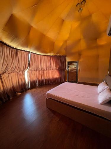 a bedroom with a bed in a room with a ceiling at ببالز Ajloun عش وسط الطبيعة - ِAjloun Bubbles Live amid nature in Ajloun