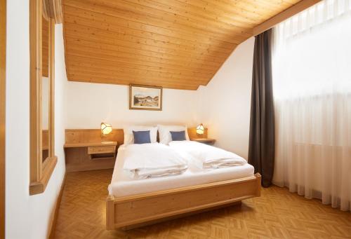 Posteľ alebo postele v izbe v ubytovaní Goldengel Ferienwohnung im Herzen Kalterns mit einer Terasse zum verlieben
