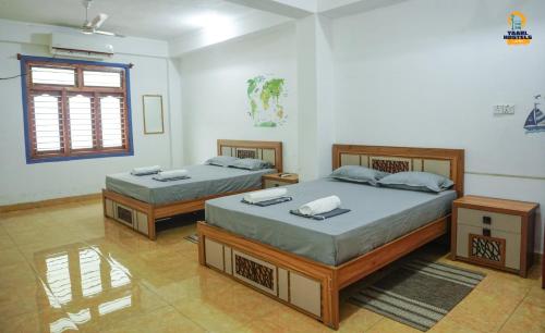 Giường trong phòng chung tại Yaarl Hostels