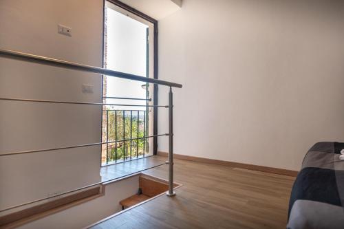a room with a staircase and a window at Appartamento La Perla di Spello in Spello
