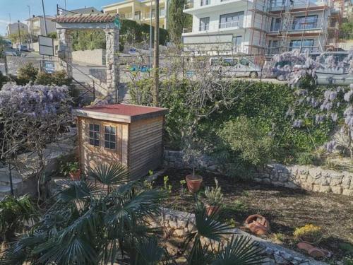 Κήπος έξω από το Guest House Sunce